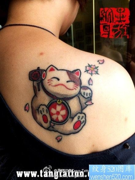 女生肩部的可爱招财猫纹身图片