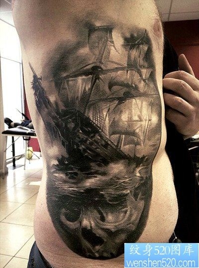 一款侧腰帆船纹身图案