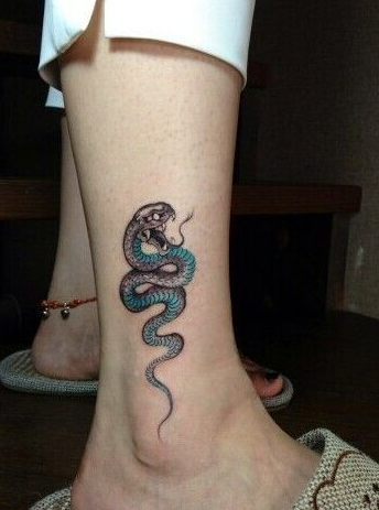 女生脚踝彩绘蛇纹身图案