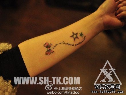 女生手臂上的可爱星星纹身图片