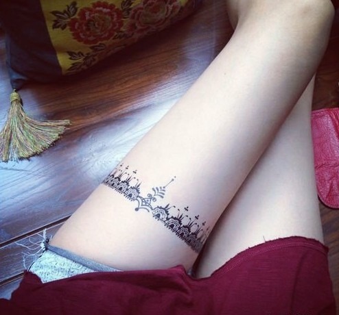 美女腿部的蕾丝纹身图案