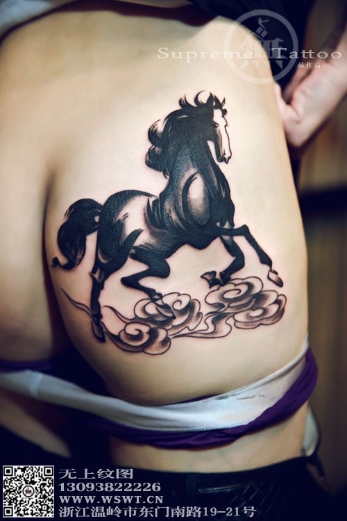 男生屁股上的个性战马纹身图片