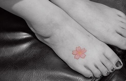 脚背上好看的樱花纹身图片