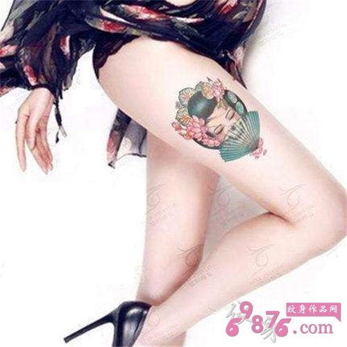 女生大腿上性感的小人纹身图案