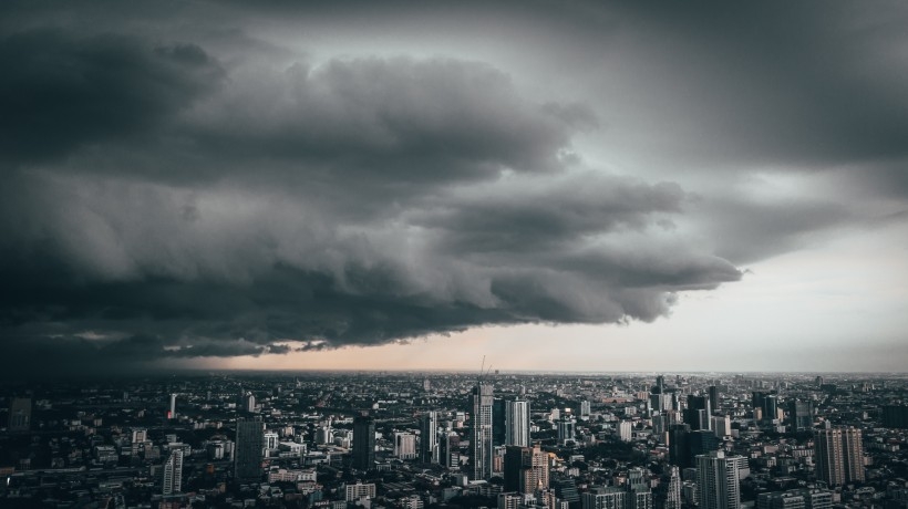暴风雨来临前的天空风景图片