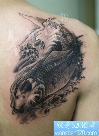 背部黑灰鲤鱼纹身图片