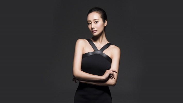 气质美女明星李纯知性写真壁纸图片