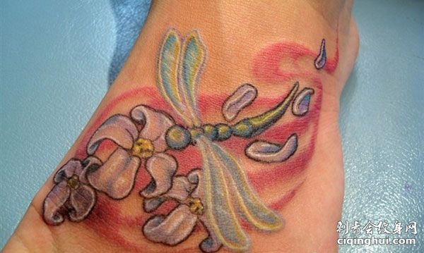 脚背上的花瓣蜻蜓纹身图案