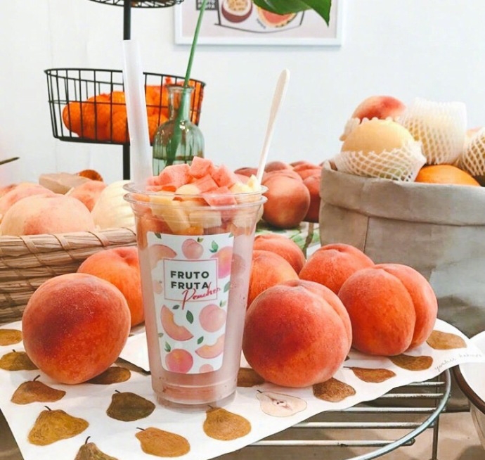 装满了满满的桃子可爱杯子图片