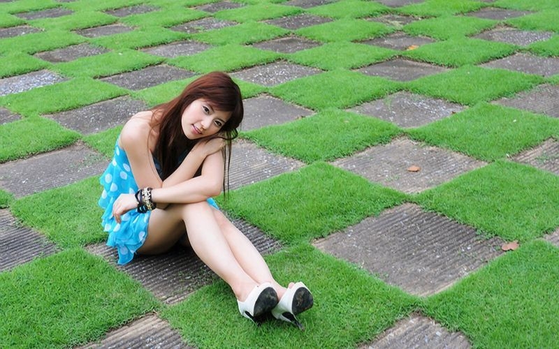 坐草坪上的清纯美女写真壁纸图片