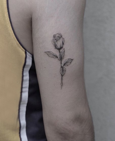 男生手臂上的花朵纹身图片
