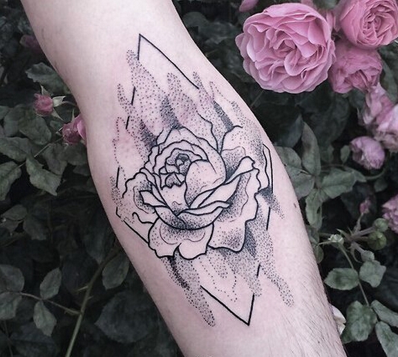 手臂个性另类的玫瑰纹身图案
