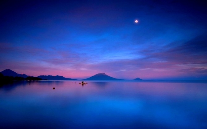 唯美的天山湖泊夜景图片