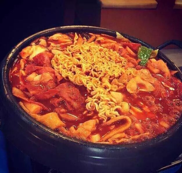 色香味俱全的韩式泡面美食图片