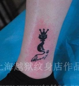 女孩子腿部流行是图腾猫咪纹身图片