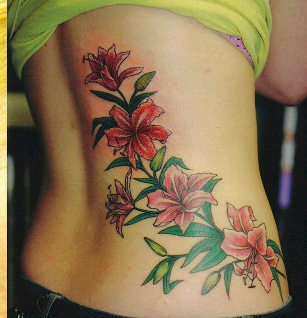 女性腰背上的唯美植物纹身图片
