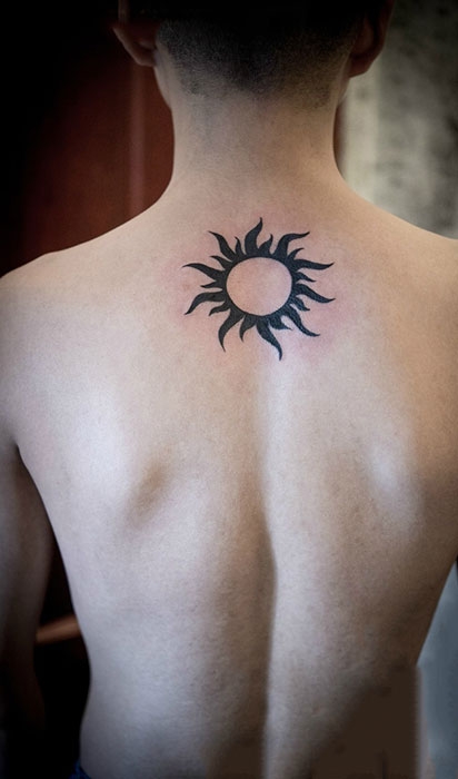 后劲处的太阳纹身图片
