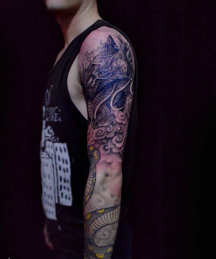 大臂上的麒麟霸气纹身图片