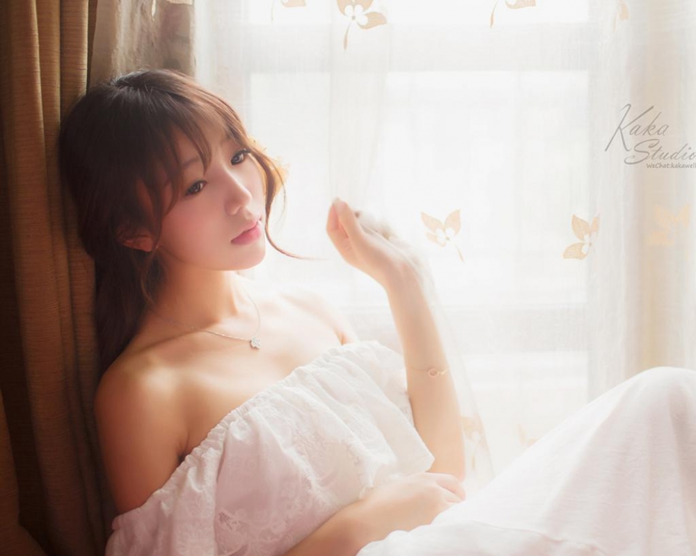 性感美妇巨乳抹胸装诱惑写真壁纸图片