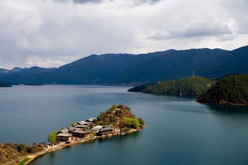 漂亮的旅游景点泸沽湖山水风景图片