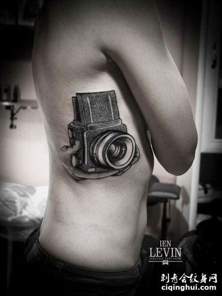 侧腰上性感的老式相机纹身图片