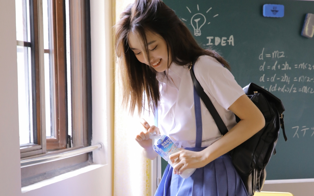 清纯学生妹教室唯美写真壁纸图片