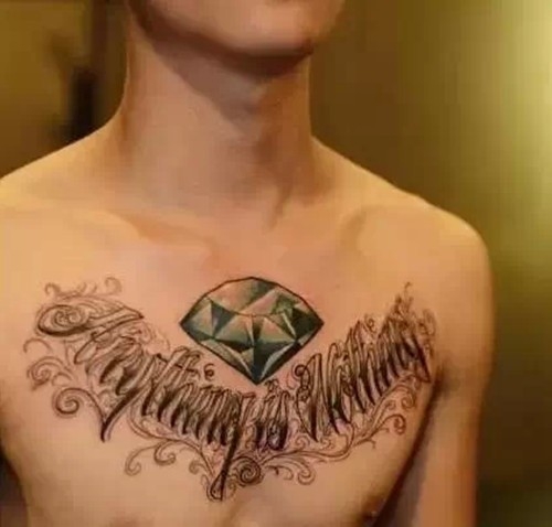男生胸前的个性钻石英文纹身图片