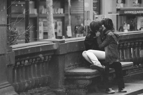 甜蜜的欧美情侣接吻爱情图片