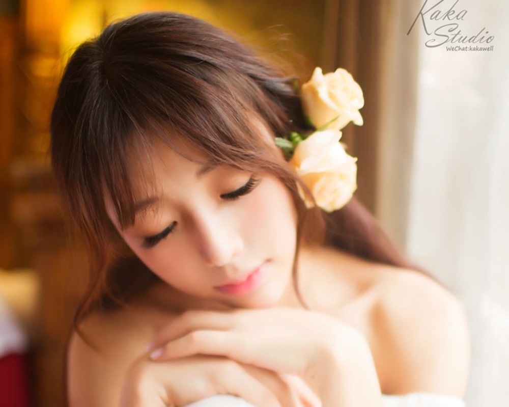 性感美妇巨乳抹胸装诱惑写真壁纸图片