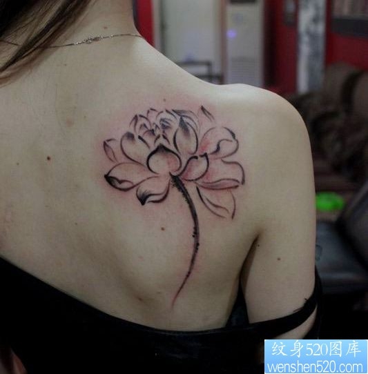 女孩子肩部好看的莲花纹身图片