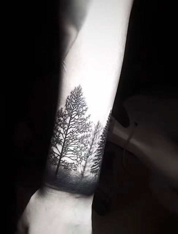 手腕上个性森林纹身图案
