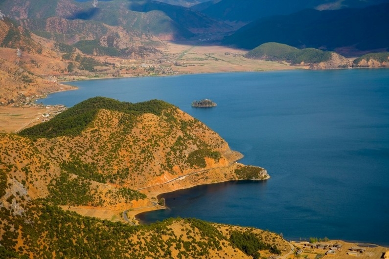 漂亮的旅游景点泸沽湖山水风景图片