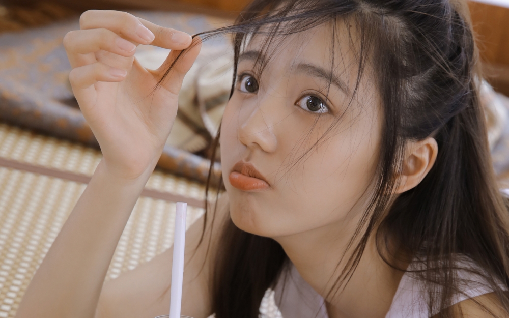 清纯学生妹教室唯美写真壁纸图片