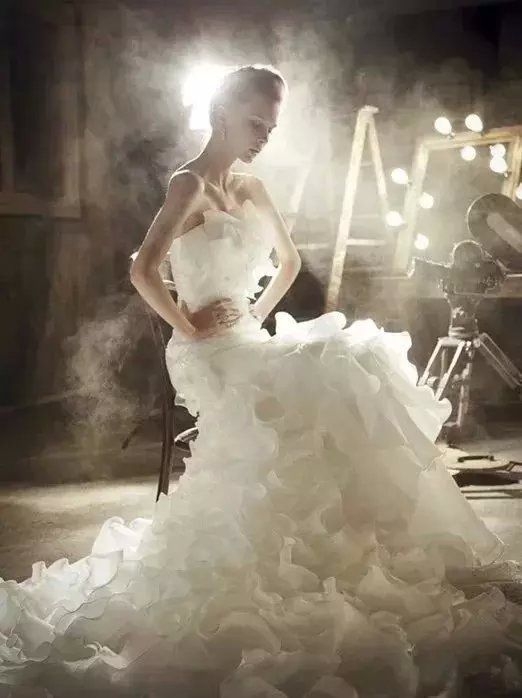 欧式尾拖纯白小清新婚纱图片