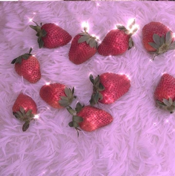 不灵不灵的粉丝草莓小清新唯美图片