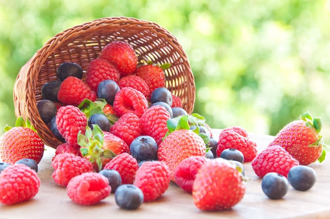 新鲜的草莓和蓝莓水果篮子图片