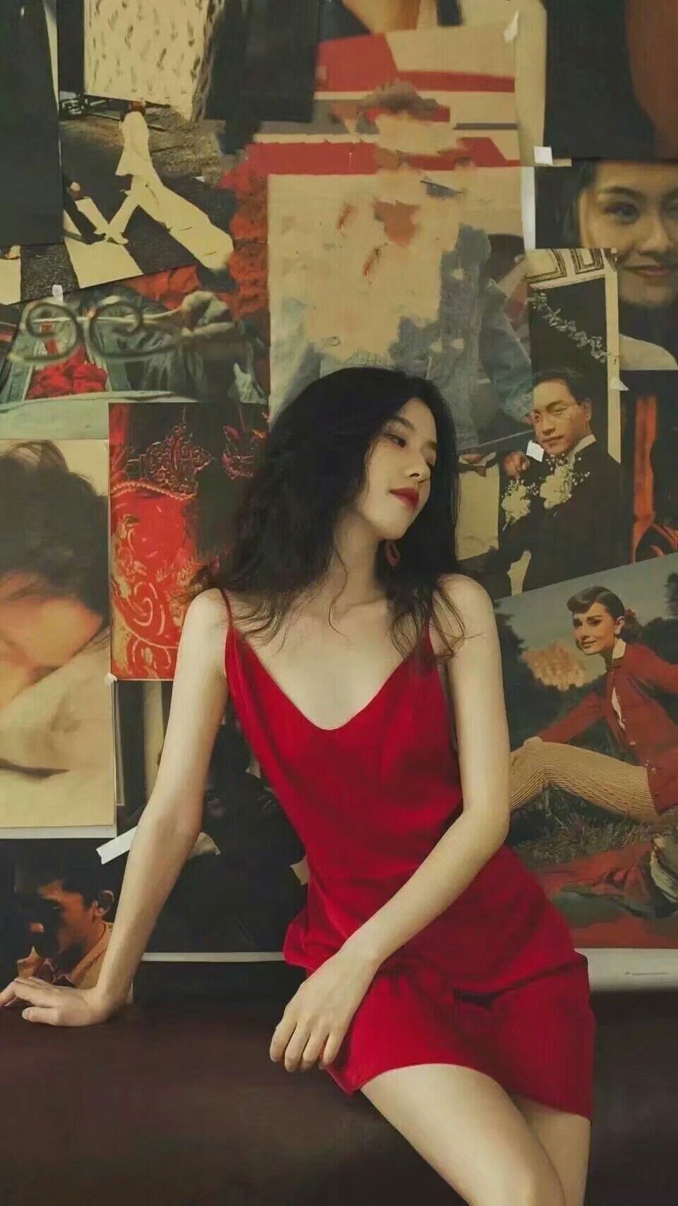 红色少女风带字手机壁纸图片