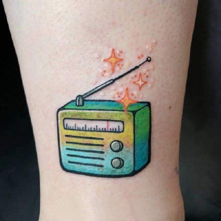 手臂上好看的收音机纹身图片