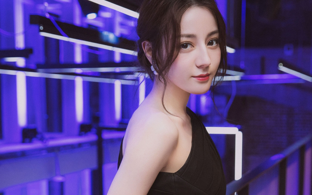 当红女明星迪丽热巴性感背心诱惑写真壁纸图片