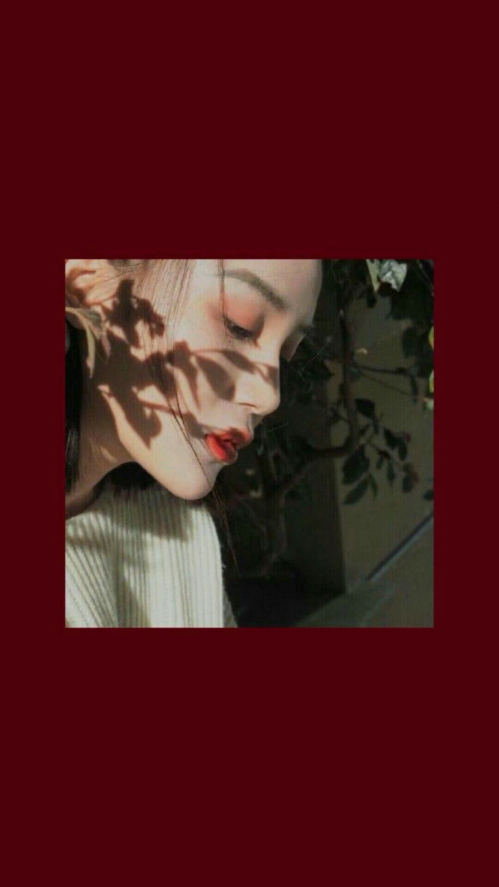 红色少女风带字手机壁纸图片