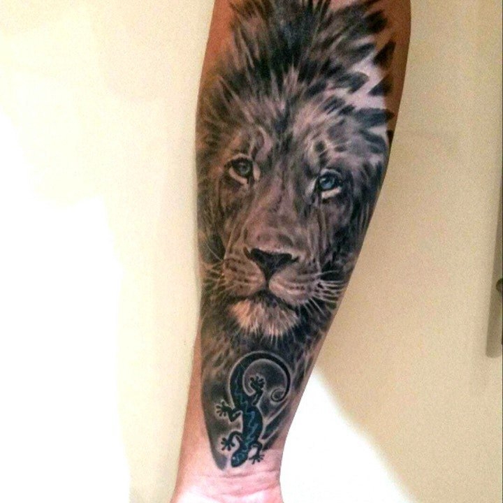 男生小臂上帅气的狮子纹身图片
