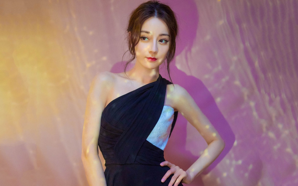 当红女明星迪丽热巴性感背心诱惑写真壁纸图片