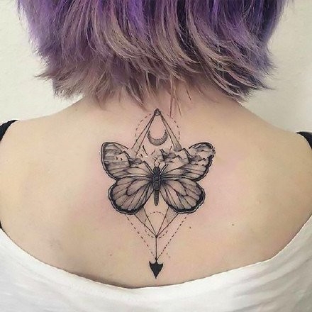 女生后颈上好看的小清新蝴蝶纹身图片