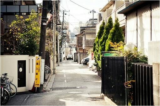 日系小清新电车与街道图片