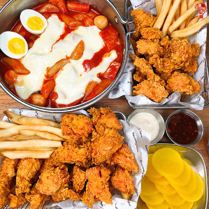 让人一眼就开始流口水的韩式炸鸡拉面美食图片