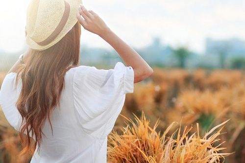 唯美的清纯美少女背影写真意境图片
