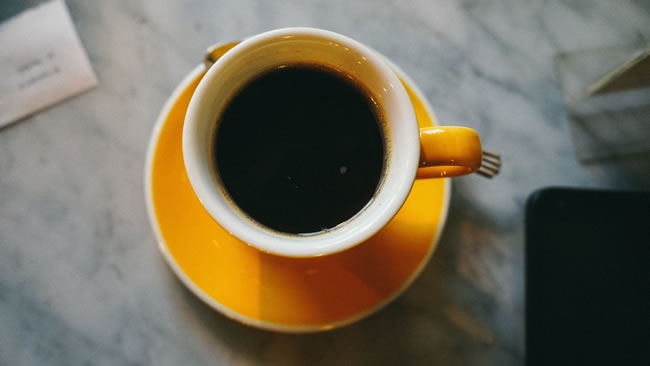 一杯香浓纯黑咖啡美食图片