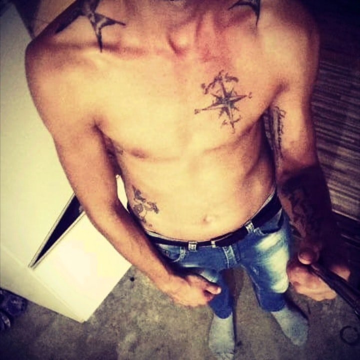 男生胸口处好看的指南针纹身图片