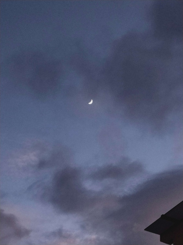 天空中那残缺的月亮是我对你的思念小清新唯美图片