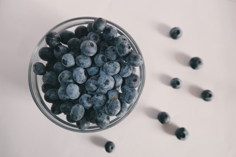 口感清新的冰镇蓝莓水果美食图片